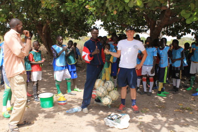 remise de matériel - école de foot de Mlomp